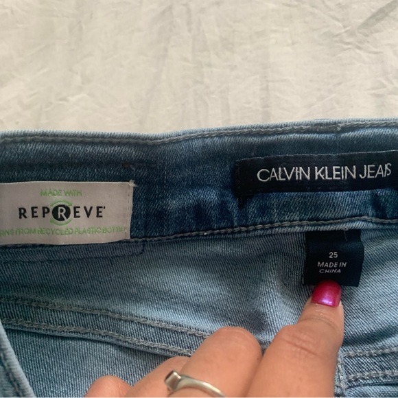High waisted light wash raw hem Calvin Klein skinny jeans - Picture 6 of 7